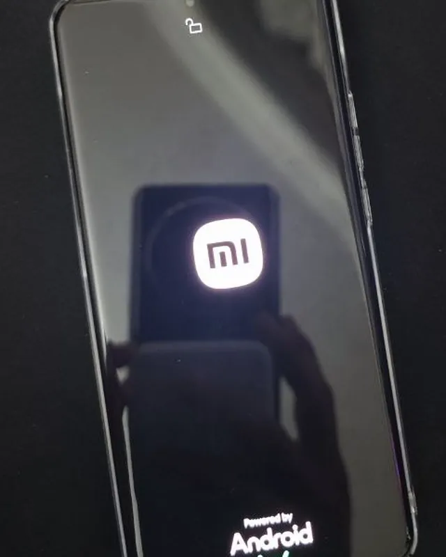 Xiaomi phone booting with the unlocked-bootloader padlock icon